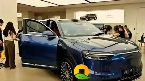 周末逛华为展厅真实一幕：50万的车被抢空，20万的车却无人问津！-2