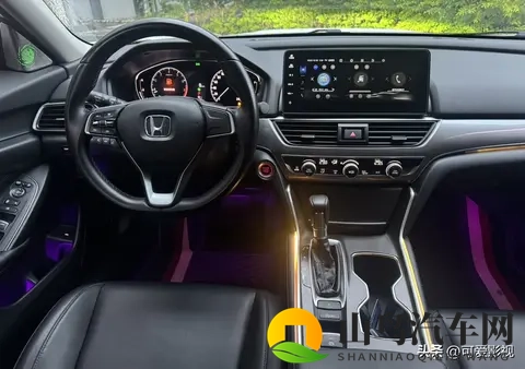 南宁二手车市场遇雅阁准新车：十多万买它到行吗，大家怎么看？-1