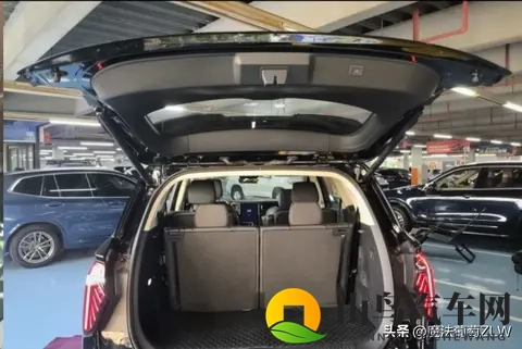 红旗HS7六座火了 有人夸它家用神车 有人骂智能太拉胯 到底谁在说谎-1