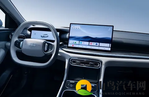 吉利掀桌！688万B级电混轿车配146寸大屏，一箱油跑1700公里-3