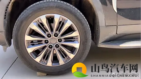 四块砖头困车：前驱车没有能通过的，这是什么原理？-1