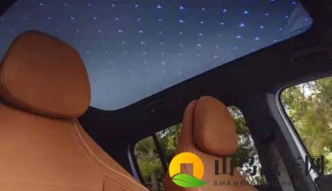 全新一代梅赛德斯-奔驰GLB内饰官图发布 搭载三连屏设计-3