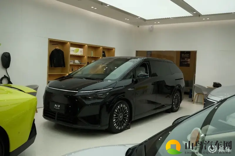 探店小鹏X9增程版,相比纯电多处优化,不止切换动力-1