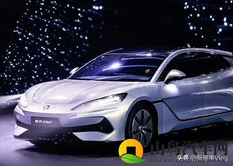 比亚迪跌落神坛？44万辆月销仍失冠，背后暗藏三大危机！-2