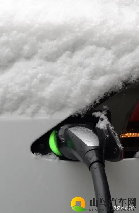 电动车惊现“断崖式掉电”！过两个红绿灯电量暴跌20%，谁的锅？-3