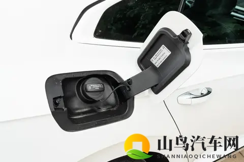 大众CC普通版：炫目与夺目版本，哪款更适合你？-2