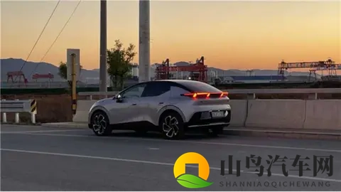 车圈追更银色领克Z20:颜值在线,身份悬念待解-1