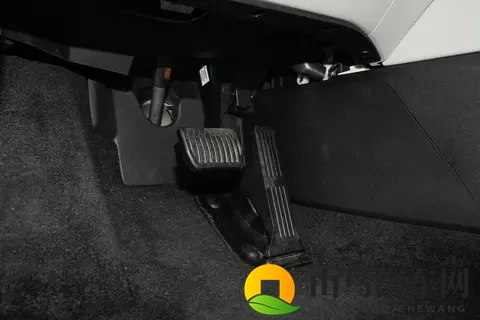 商务出差旅行女老板戴帽子：商界巾帼出行，头顶时尚装饰-1