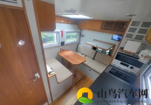 奔驰旅居车:铁皮屋里的移动生活实验-3