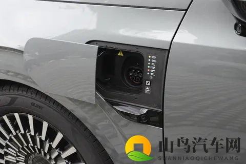 七座过道版极氪009：宽敞二排过道、实用布局，究竟如何？-3