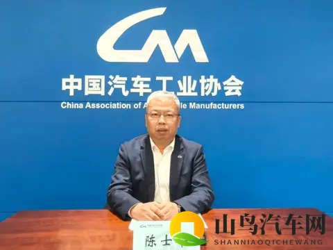 2025年前10个月新能源汽车出口同比猛增904% 新能源汽车“接棒”成为出口增长主力-1