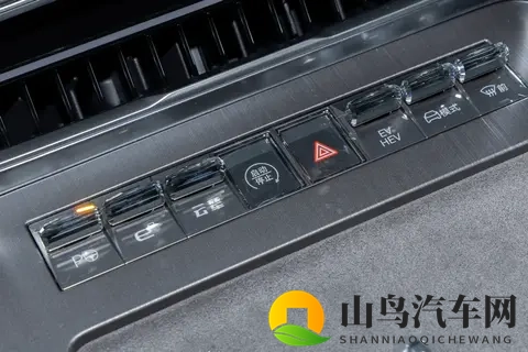 腾势N8L DM试驾：3198万元起售，能装下三代人欢乐的大六座SUV-2