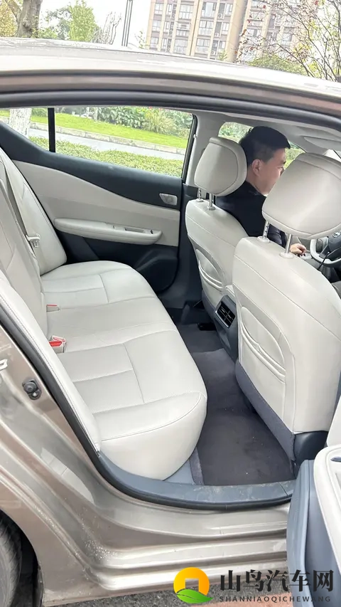 新款天籁实车现身,全新造型+2.0T,配鸿蒙座舱+日产大沙发-1