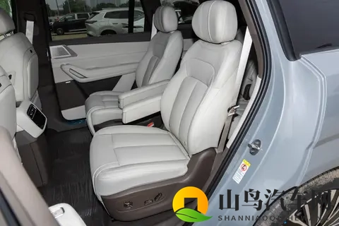 新手也能开大车！腾势 N8L 458 米转弯半径 + 安全兜底-1