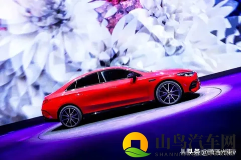 奔驰电车卖25万，用户懵了，豪华体验真能降维？-3