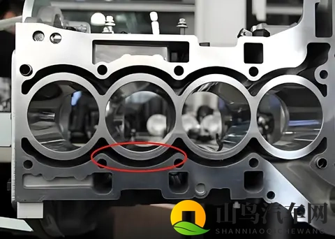 能腐蚀铝板的冷却液是否会腐蚀发动机，燃油车要不要定期更换？-1