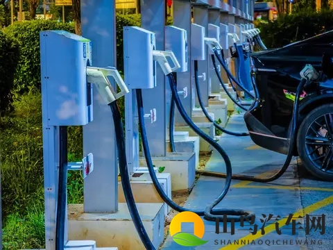 中午抢充电桩比半夜还便宜？网约车的省钱算盘教会了私家车主！-2