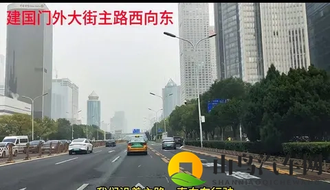 北京国贸桥西，主路出辅路压线，司机注意避让-2