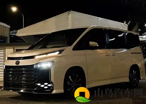 丰田杀疯了!埃尔法入门版跌破24万,3米轴距+8座太香了-1