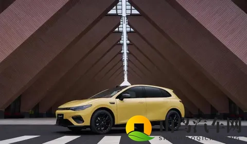 无框玻璃+翻毛皮+大床模式，零跑Lafa5内饰首曝，够运动还实用-3