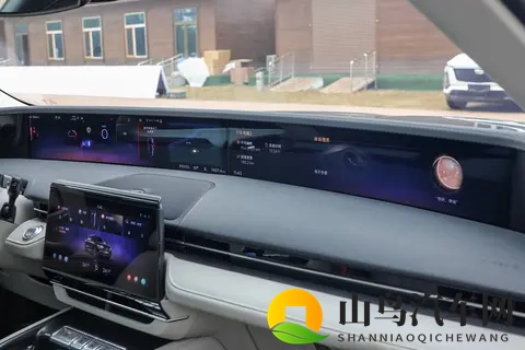 家用商务越野三不误 场地试驾2026款林肯航海家-3