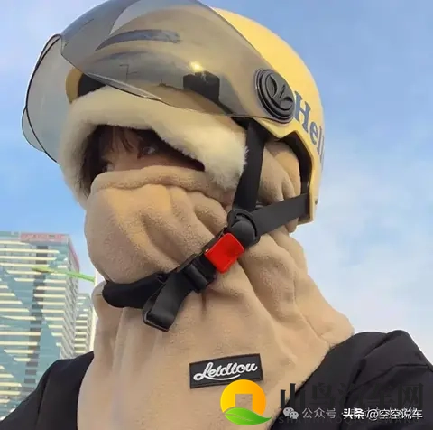 冬天骑车不用挡风被？多地现防寒新方法，网友：太精明了！-1