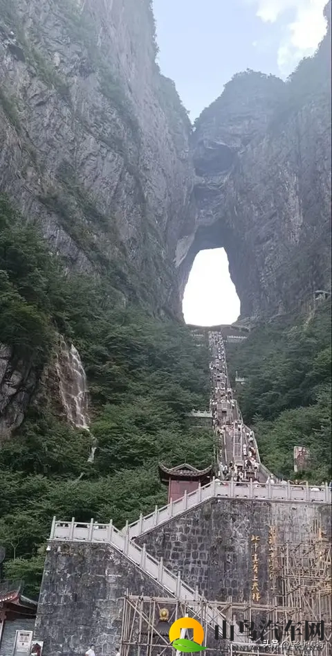 天门山景区回应汽车挑战天梯撞毁栏杆-1