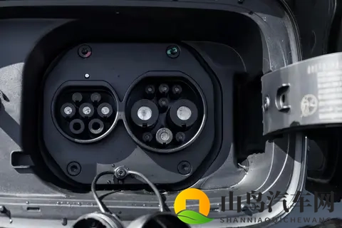 汽 _ 柴 _ 混动三动力！2498 万起的新款坦克 400 诚意够吗？-1