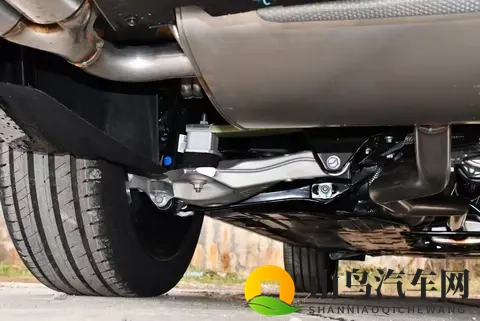 领克09四驱探索版：254马力+爱信8AT，配全时四驱，价格配置双杀-2