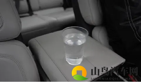 商务旅行戴帽子的女老板出行经典：商界女性旅程优雅风尚典范-2