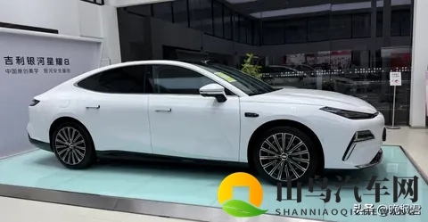 吉利银河星耀8系统变手机 玩家整活停不下来 穷鬼也能开豪车?-3