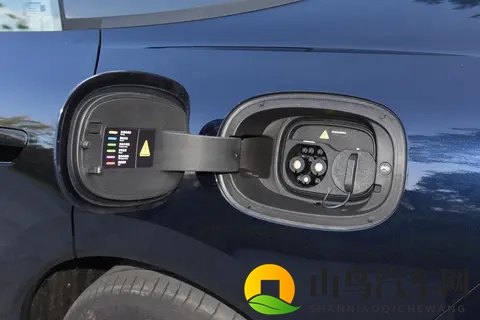 15 万级纯电家轿，配置拉满，空间够大，这款新车能火？-2