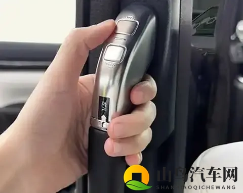 内门把手争议：特斯拉Model S起火车门无法打开，事故致五人死亡-1