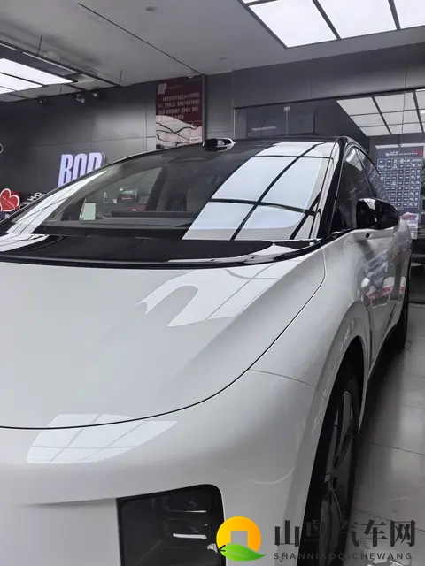 双人床上打扑克：床铺之上欢乐牌局，两人共度欢乐时光-2