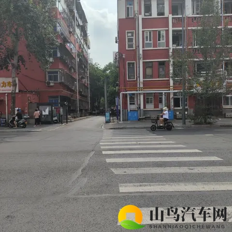 从斑马线礼让行人看路权之争:既是守法也是生存智慧-2