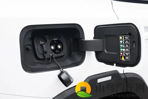 15万混动SUV选它不后悔？四驱+索尼音响，油耗低空间大-3