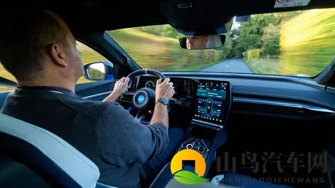 奶爸车？不，驾驶Alpine A390，一辆藏着赛道灵魂的电动猛兽-2