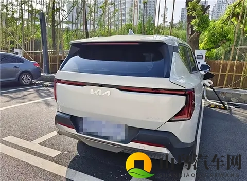 比亚迪汉的“百万底气”：标配高速爆胎稳行，泊车出事全兜底-1