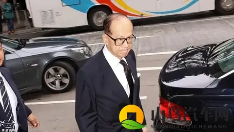 20年千万防弹车易主！李嘉诚宝马内饰极简，网友顿悟了？-2