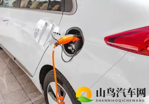 欧美777：旗舰车型巅峰解析：揭秘600马力V8引擎的极致驾驭体验-1