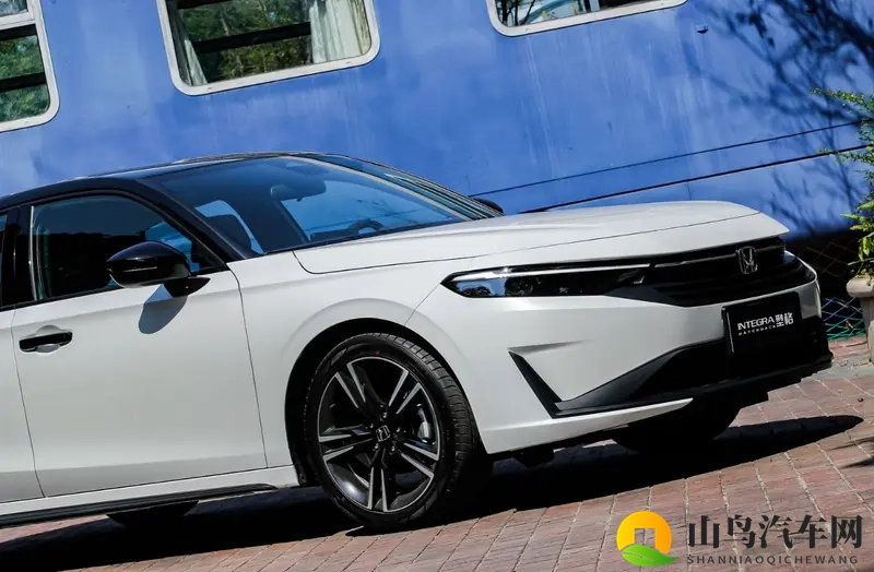 行头可素简，座驾必非凡——型格重构玩车新范式-1