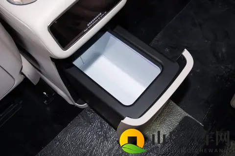 奇瑞“野心”偷偷藏不住！大型SUV卖1899万，外观内饰都像理想L9-1