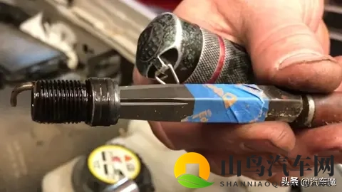 断火花塞别慌！90%人硬撬毁缸，正确方法3步搞定还省工时费-1