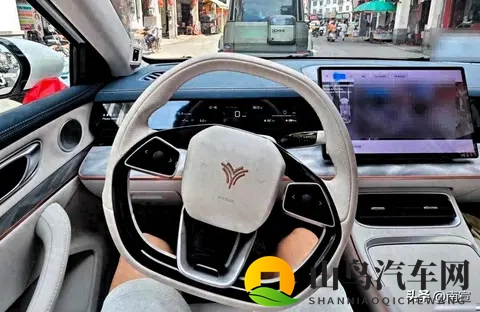 年轻人抢购烂尾车,是捡漏还是冒险?技术红利正在被重新分配-1