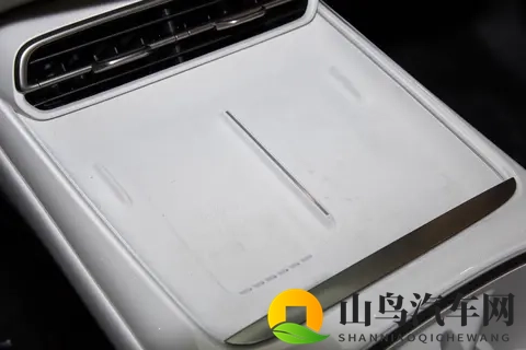 深蓝 L06 560Ultra + 激光版：科技与舒适兼具的中型纯电轿车-2