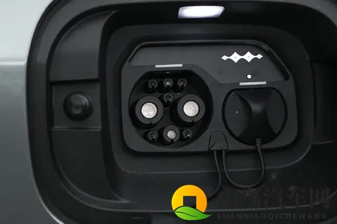 科技大空间SUV，方程豹钛7，让全家出行更安心与便捷-2