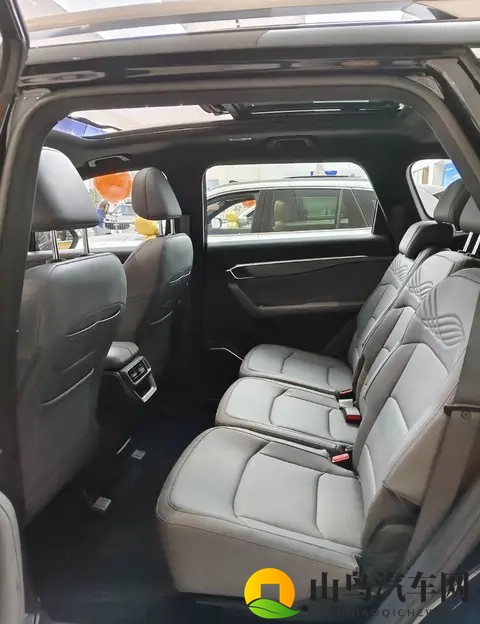 新款吉利豪越L到店，换装新前脸，新增15T动力，提供5_6_7座可选-2