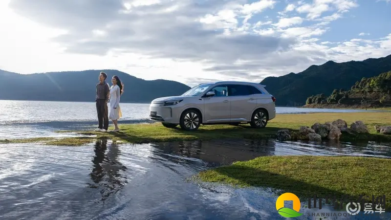 一个吃奶两个添下面:新能源汽车,节能动力,科技出行新体验-1