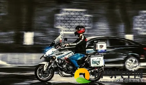 黑人巨大怪物吊：未来科技汽车，吊装神器引关注-3