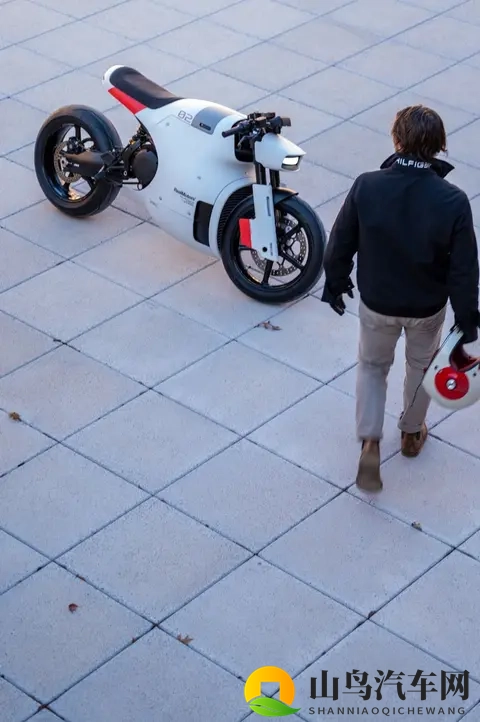项目：ARES摩托车融合了科幻风格、模拟操控感和全电动性能-2